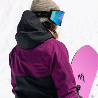 Ali Miller is wearing the Women's MTN Surf Recycled Jacket in Deep Purple