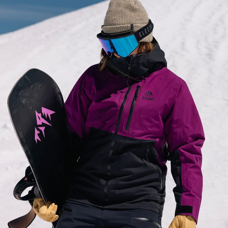 Ali Miller is wearing the Women's MTN Surf Recycled Jacket in Deep Purple