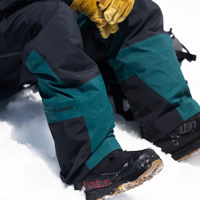 Jones rider Inaki Odriozola wears the Men's Shralpinist Gore-Tex ePE Bibs in Pacific Teal